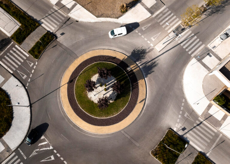 Read more about the article Zasady jazdy na rondzie: kiedy i jak używać kierunkowskazów?